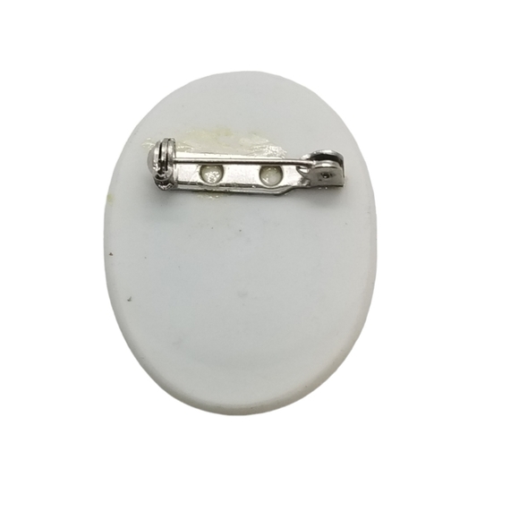 VINTAGE D.H. SIGNED PORCELAIN PIN WITH HANDPAINTED FLORAL PORTRAIT - Picture 3 of 3